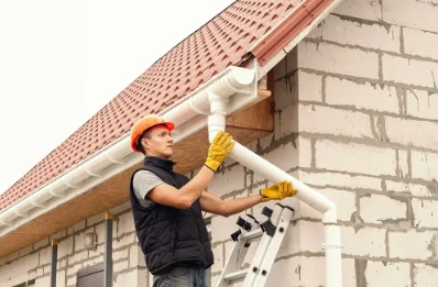 Pose et remplacement de gouttières à Brêmes
